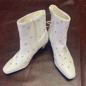 Gianni Bini white leather ankle boots booties with rhinestones, size 8.5 New